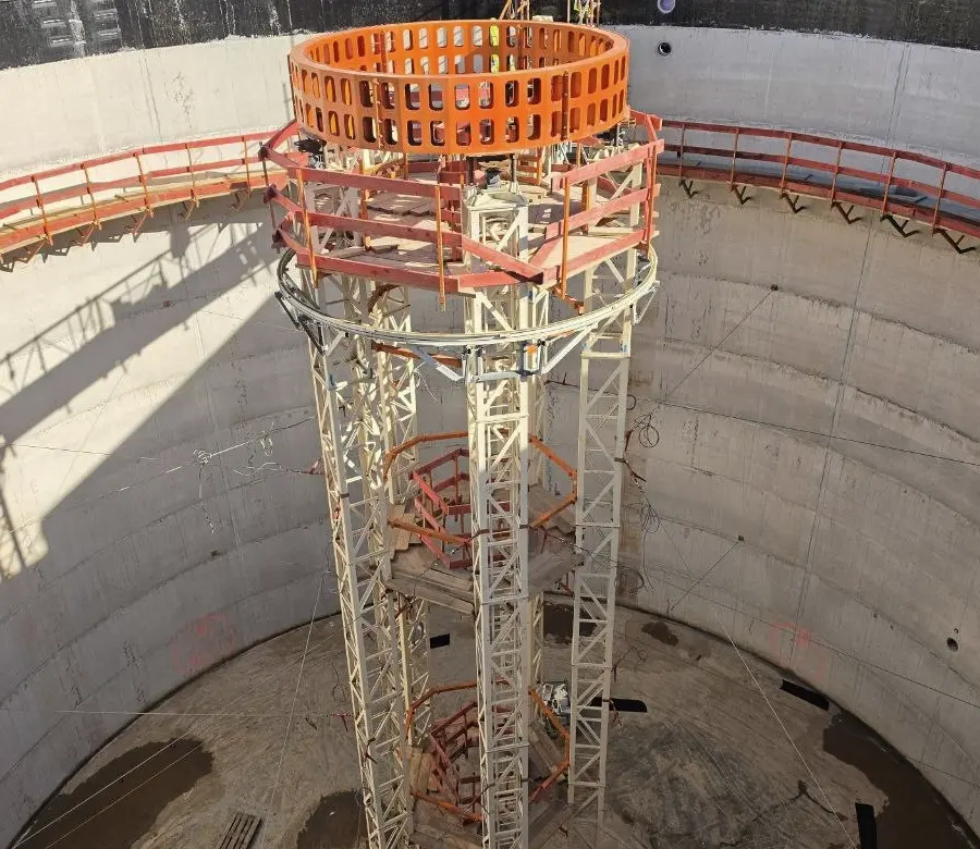 Circular concrete tank with climbing formwork