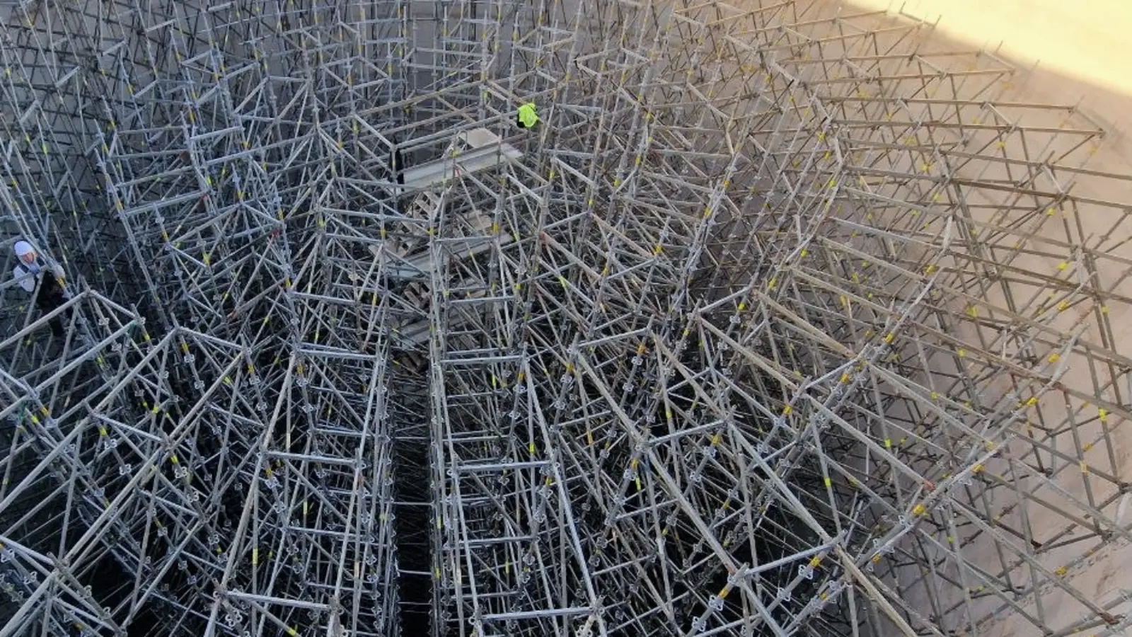 Falsework inside a circular concrete tank